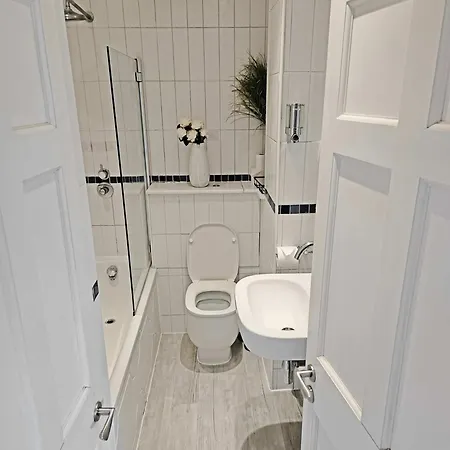 City Centre Apartment With Wifi And Self Check-In! Bath Exterior photo